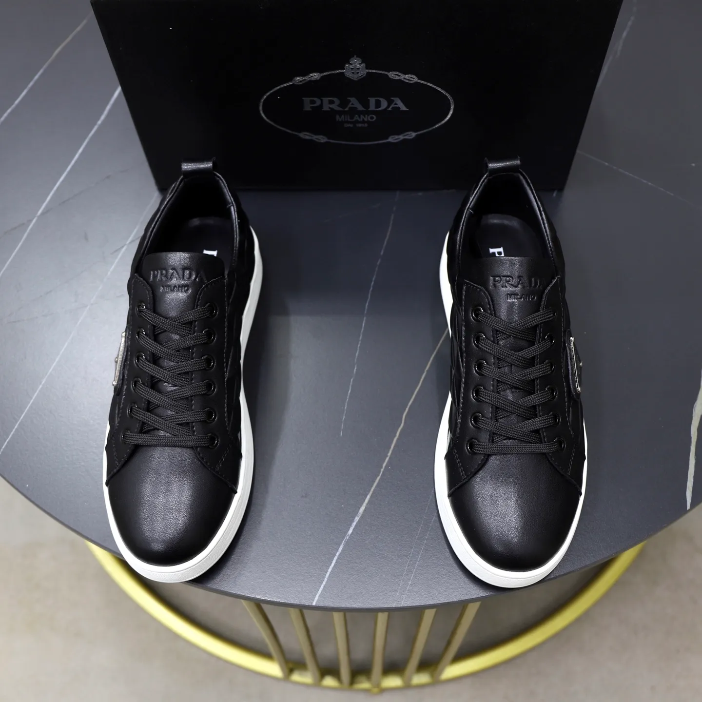 Ex-factory price: 420💰🙅‍♂️🙅‍♂️🙅‍♂️ Brand: PRADA Standard code: 38-44 (45 customized) Grade: Same as the official website Material: Original leather splicing Comfortable and breathable sheepskin lining Original wear-resistant outsole Style category: Men's fashion casual shoes Running sports shoes Distinguished luxury brand elements Top luxury Color: actual picture color